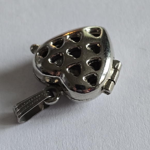 Heart locket pendant silver tone cutout scent aromatherapy charm - Picture 8 of 10